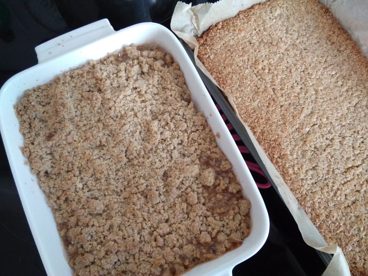 0MrsZero's tweet image. #wildearth good afternoon safari family happy solstice happy world giraffe day. Happy let's eat apple crumble and watch @JamesRAHendry day 😍 I'm making custard later if you want some, or there's flapjack if you prefer 🍮🍮🍮