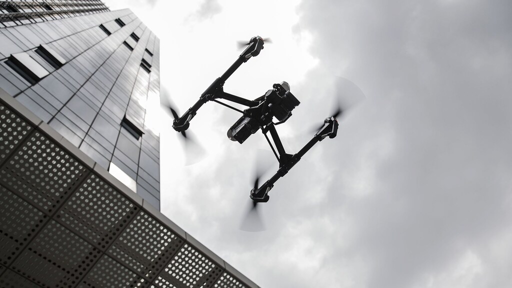 Drones moeten in het Rotterdamse havengebied gaan meehelpen in de strijd tegen drugscriminelen. Ook moeten de bewakingscamera's in de haven slimme software krijgen zodat verdachte situaties sneller zijn te herkennen.
politienieuws.com/2022/06/21/dro… #drugs <a href="/Noventas1/">Noventas</a> #haven