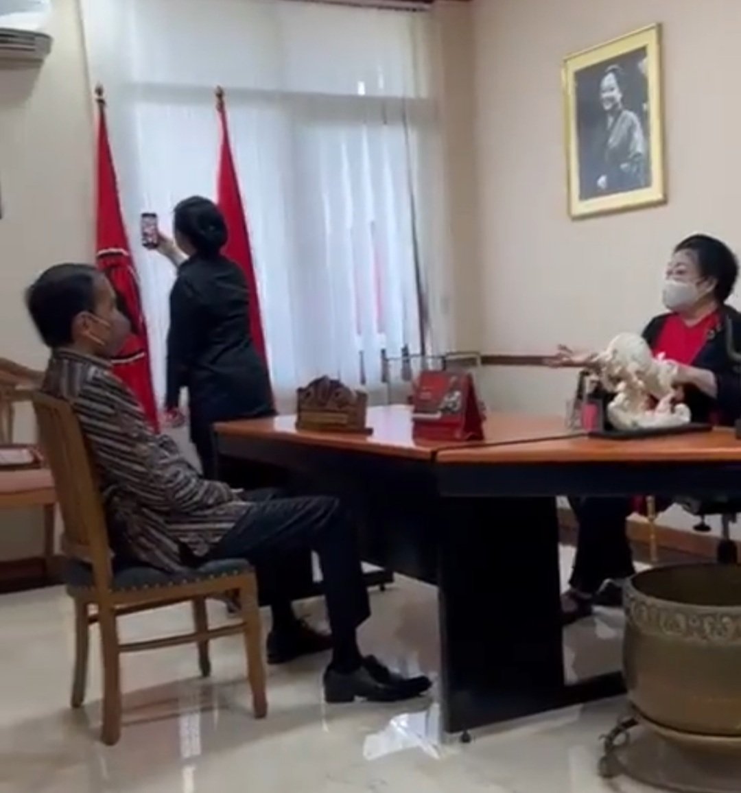 JhonSitorus_18's tweet photo. Jujur, Saya SEDIH melihat gestur pak Jokowi saat menghadap Bu Mega sebelum Rakernas @PDI_Perjuangan 

Pak @jokowi seperti berada dalam TEKANAN

Bu Mega seharusnya tahu bagaimana menempatkan diri

Benar bahwa pak Jokowi adl Kader, tapi ingat beliau adl KEPALA NEGARA https://t.co/1LyewlmU5Y
