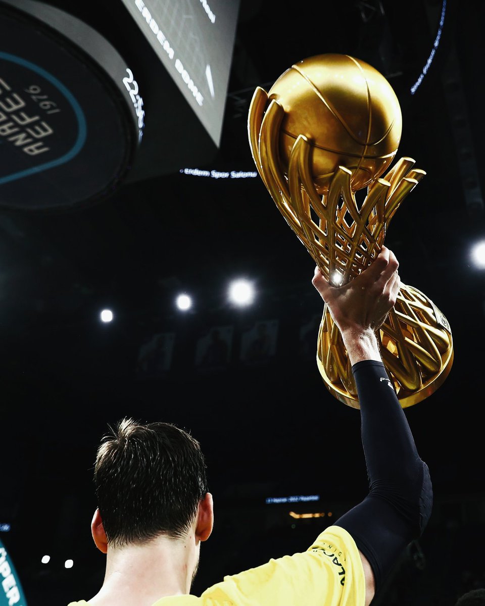 Sekiz dolu sezon. 

Ve bir veda. 

Jan. Vesely.