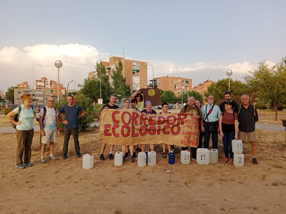 MARCHA NOCTURNA   MADRID > ALCORCÓN
CAMINANDO POR EL ENTORNO MEAQUES RETAMARES
Coincidiendo con la polémica de la venta de terrenos en Colonia Jardín, se celebró una nueva marcha nocturna desde este punto, salida de metro, hasta Alcorcón .