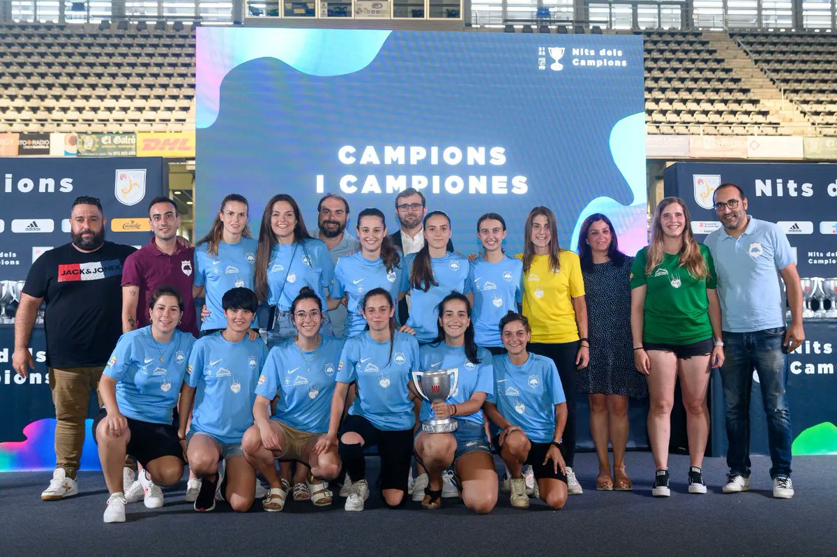 FutsalPonent's tweet photo. Ahir al Pavelló de Barris Nord es va celebrar #NitCampions de Lleida, on els equips 🥇:  
Sènior Femení B i Prebenjamí van recollir el seu trofeu 🏆.
Enhorabona a totes i tots!!!👏
✊️💙🤍#SomPonent #SomFutsal 
🍏#viuponent ⚽️#viufutsal 
🙌#AficióPonentFutsal  
🏘#Alcarràs https://t.co/LbDuHPo8ST