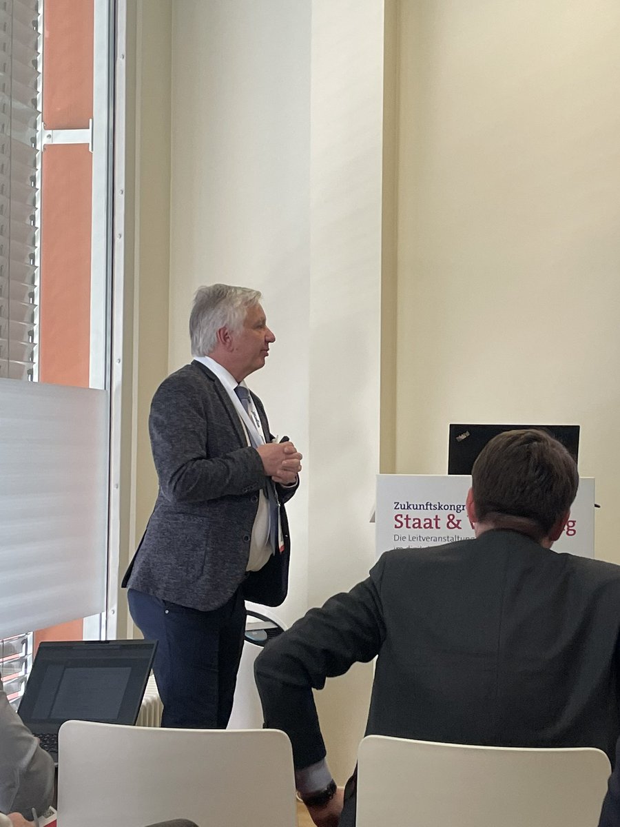 m_fulde's tweet photo. Michael Diepold von der @akdb_de präsentiert auf dem #Zukunftskongress Open Source als EfA-Booster

„Alles was ich ihnen hier erzähle ist bereits Realität und kein könnte oder sollte!“ https://t.co/nqBKaWc2eO