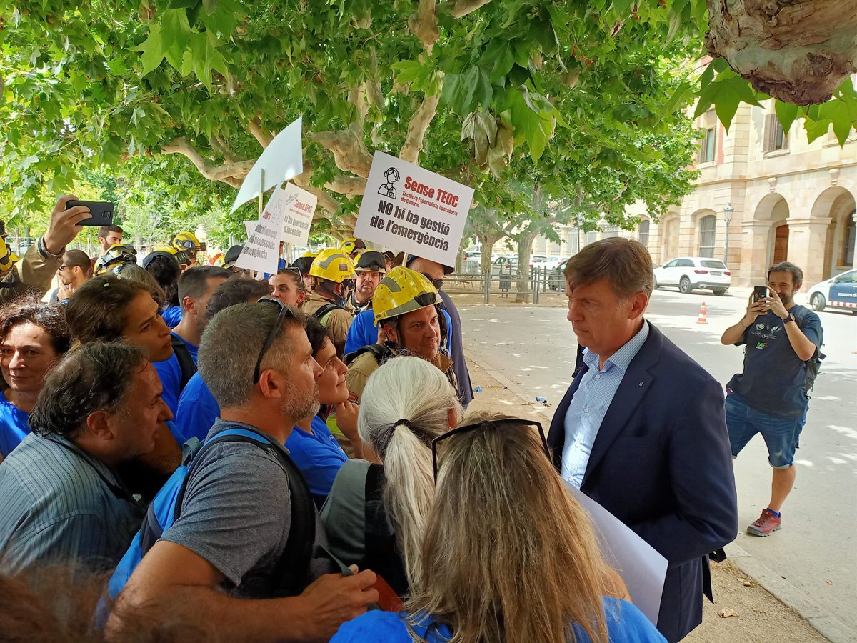 El Sr <a href="/delme57/">Joan Delort</a> director de la #dgpeis sap perfectament la nostra situació i que passa… Va dir que posaria solucions… però encara estem esperant…

<a href="/interiorcat/">Interior i Seguretat Pública</a> <a href="/joanignasielena/">Joan Ignasi Elena</a> <a href="/bomberscat/">Bombers</a> #prouprecarietat #teocsenlluita #bomberscat