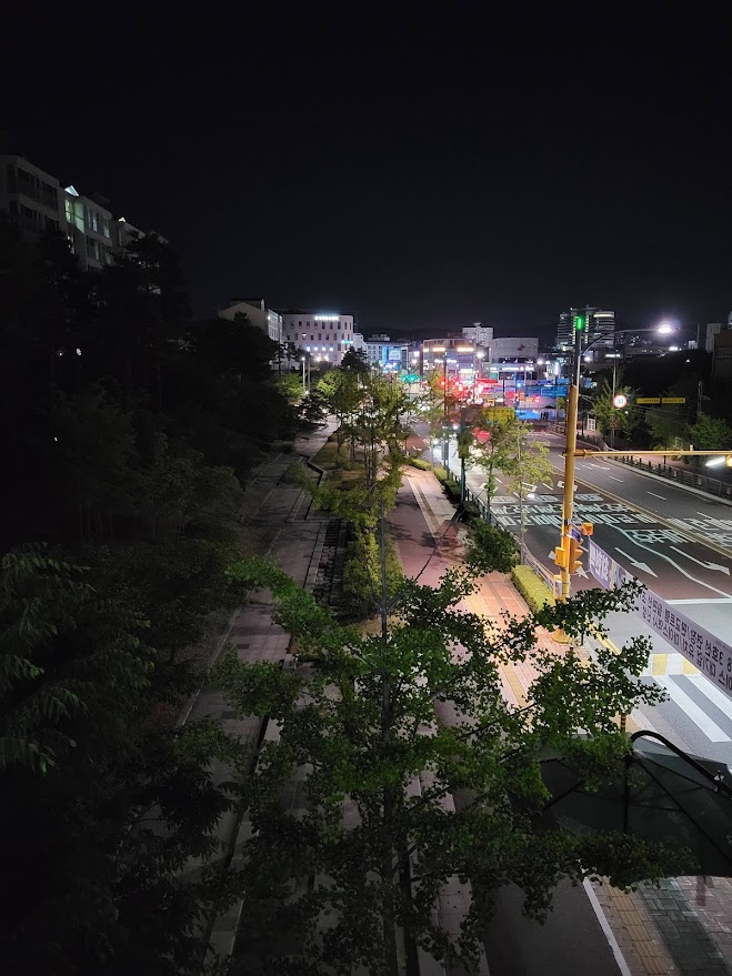 hehhehhyohyo's tweet image. You might not like this, but this is what the peak #CompleteStreet looks like on a residential street.
Sidewalk - Mobility lane (red) - T R E E S &amp;amp; P L A N T S - Relaxed sidewalk with P L A N T S &amp;amp; exposed stormwater drain.
The low volume allows minimal ped/two wheel seperation.