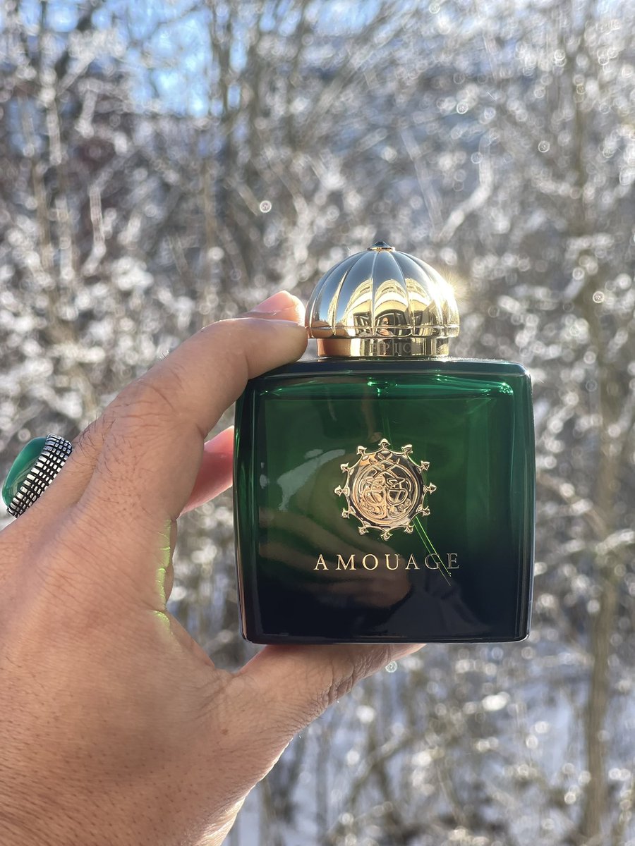 #رابطة_عشاق_العطور كيف لايعشق الورد وهو لون السماء يوم يبعثون وفرس سيد الخلق يوم المعركة وزينة بستان النعمان يوم عز العرب في ذي قار!Amouage Epic womanقصة ثلاث اعوام من العمل الدؤوب لتطويع الورد بالبهار والشاهي والبخور والعود والفانيليا وايقونة سيد العطارين دانيال موريل🌹