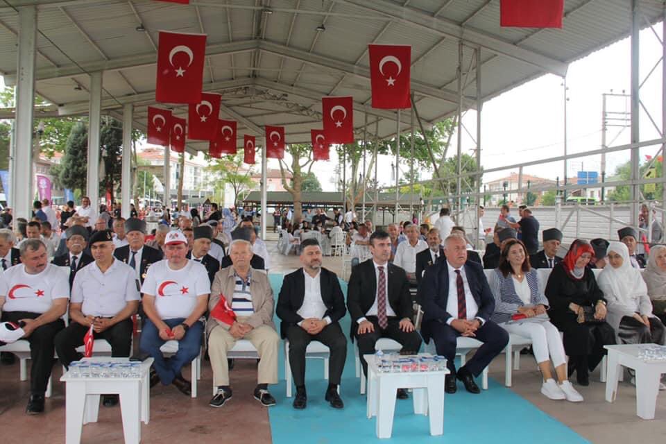 slckkurt's tweet photo. Hem yardan vazgeçtiler hem serden ama vatan sevdasından vazgeçmediler….
Tam 101 yıl oldu, ecdadımızın izindeyiz evelallah…..
Söğütlümüzün kurtuluşunu büyük coşkuyla kutladık.
#halitmolla https://t.co/CiTgvukEp5