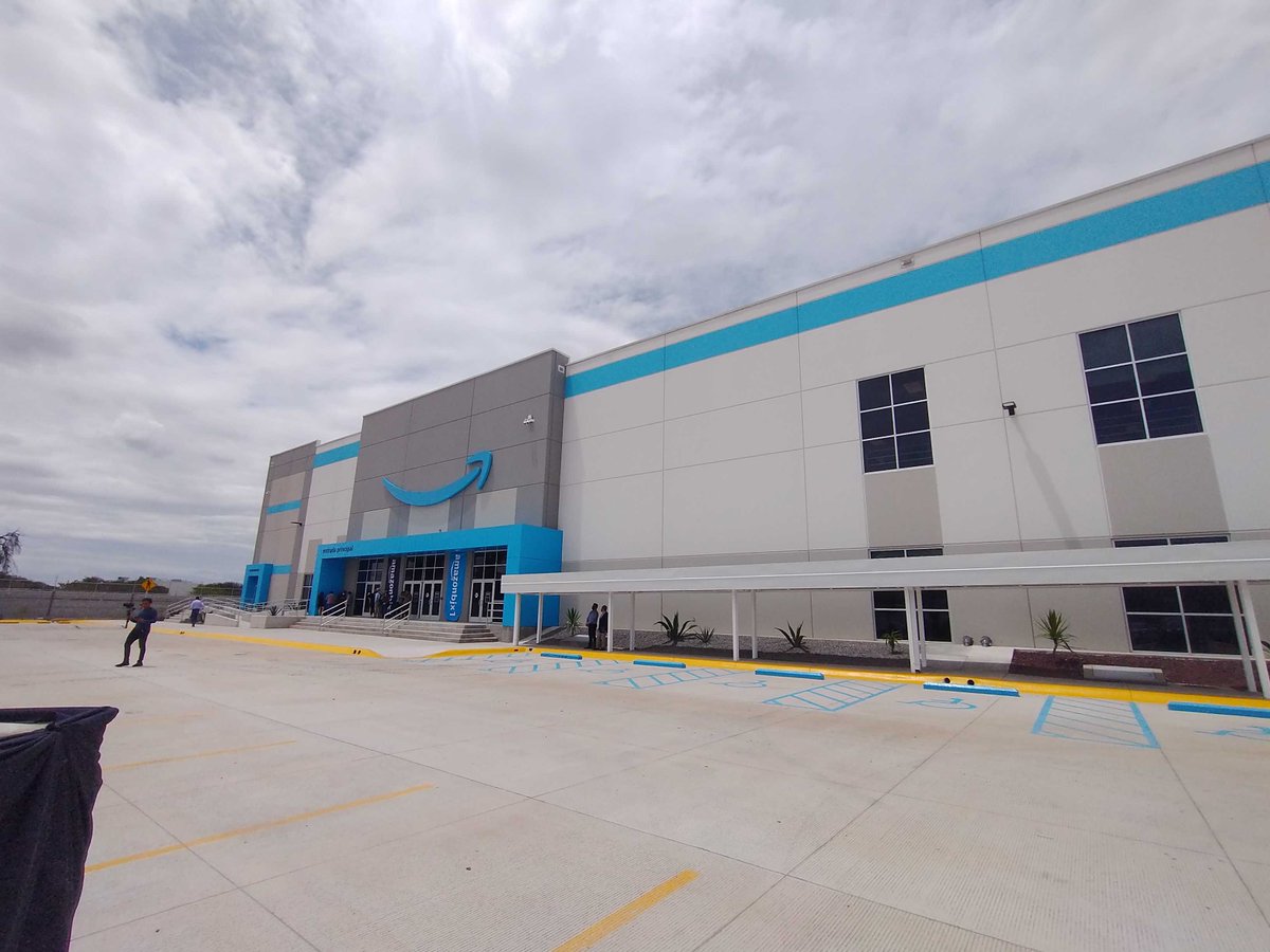 ClusterIndustri's tweet photo. 🎥 #EnVivo | Estamos en cobertura desde #PILBA, #LeónGuanajuato, donde se inaugura el nuevo Centro de Envío en #Guanajuato de @amazonmex y se firma un convenio para impulsar la digitalización de las empresas guanajuatenses.
@SDESGTO @ramonalfaro4 @diegosinhue https://t.co/3JgyNF3BBv