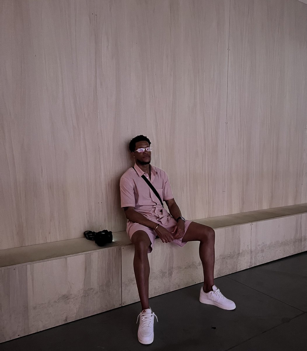 _larrythomas24's tweet image. I look like the best sushi you done ever had! 🍣😂😂 I ain’t trippin though 😌 #paris #france 🇫🇷