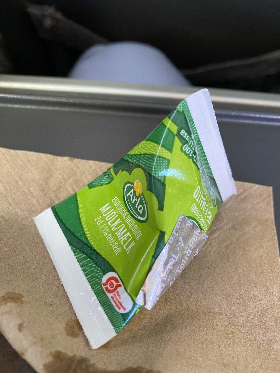 erik_arnesen's tweet photo. Har noen noensinne klart å åpne en slik tulle-kartong melk på fly uten at det spruter utover alt? https://t.co/BrIxz1uCVc