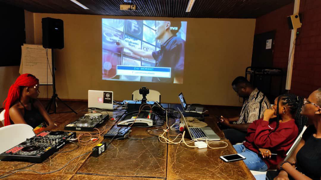 IFTogo's tweet photo. 🎚🎛🎶@IFTogo initie depuis le lundi 13 juin un atelier de Dj animé par Dj Bomaye &amp; Dj Flym à l'endroit de 6 jeunes femmes togolaises. 
Rdv ce 24 juin à ONOMO Hotel Lomé pour découvrir leurs premiers mixs. 
#IFTogo #IFT #VivreLesCultures #FetedelaMusique #OnomoHotels #Team228 https://t.co/XbRjbj54xi