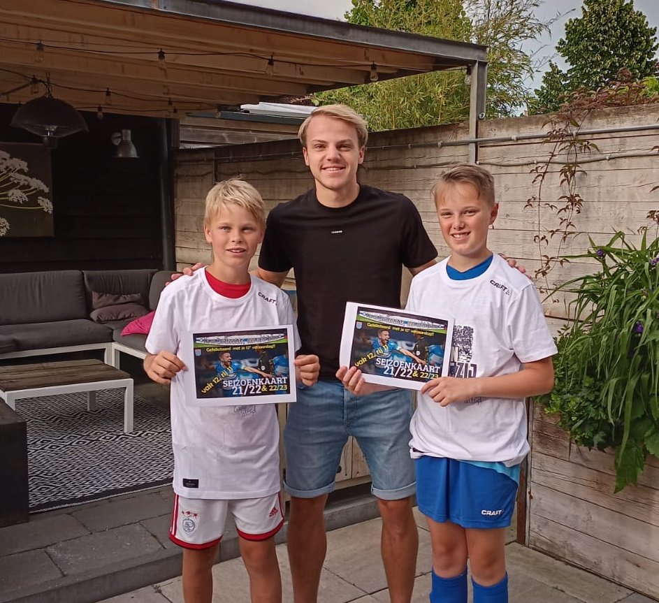 Finn en Manuel vandaag hun eerste 2 jarige contract getekend bij <a href="/PECZwolle/">PEC Zwolle</a>! Mooi dat Thomas de jongens de verassing kwam brengen. #peczwolle