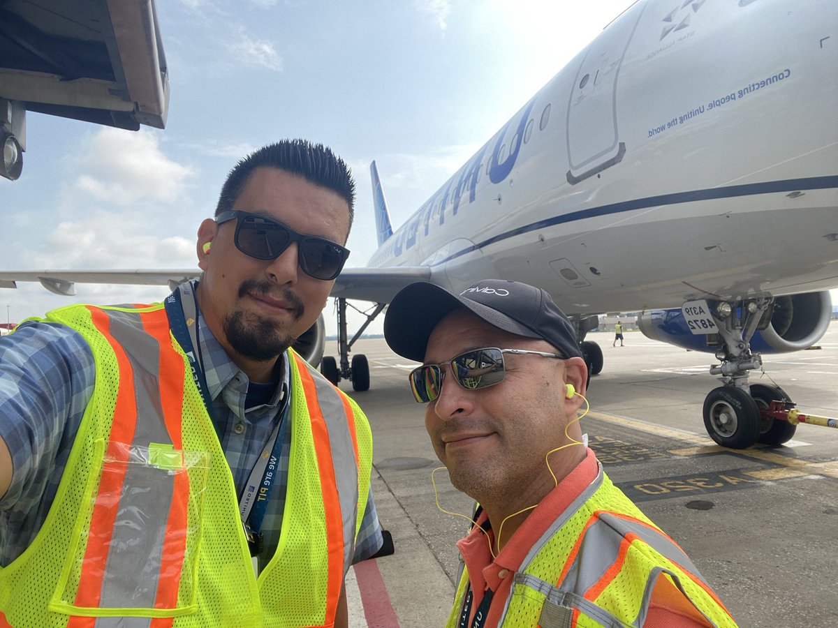 It’s #NationalSelfieDay! #BeingUnited team members please share your airport selfie with us! Working safe of course and we may just surprise you with a small gift. #safetyiownit #safety #safe #airport #aviation #safeatwork