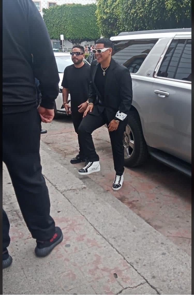 1aplanamx's tweet photo. #Entérate 🔴 | Vocalista de @GrupoFirme, #EduinCaz causa furor en su visita a #Zitácuaro, acompañado del gobernador, @ARBedolla, su esposa Grisel Tello y la primera dama @BeatrizGMuller https://t.co/Htf6eTBmiT