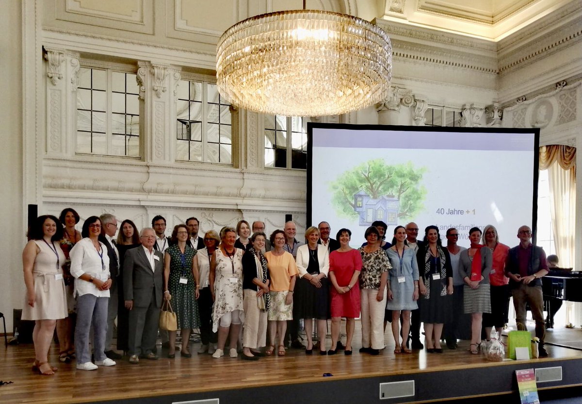 40-jähriges Bestehen des Landesfamilienrats heute im Neuen Schloss in Stuttgart. Wir freuen uns über das bislang Erreichte, die vertrauensvolle Zusammenarbeit und das gemeinsame Engagement für Familien in Baden-Württemberg. landesfamilienrat.de