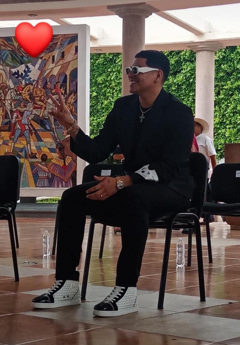 1aplanamx's tweet photo. #Entérate 🔴 | Vocalista de @GrupoFirme, #EduinCaz causa furor en su visita a #Zitácuaro, acompañado del gobernador, @ARBedolla, su esposa Grisel Tello y la primera dama @BeatrizGMuller https://t.co/Htf6eTBmiT