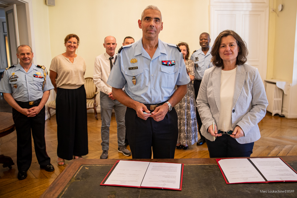 PompiersParis's tweet image. La Brigade est fière de signer la convention relative au master 2 en gestion globale des risques et des crises avec @SorbonneParis1. ✍