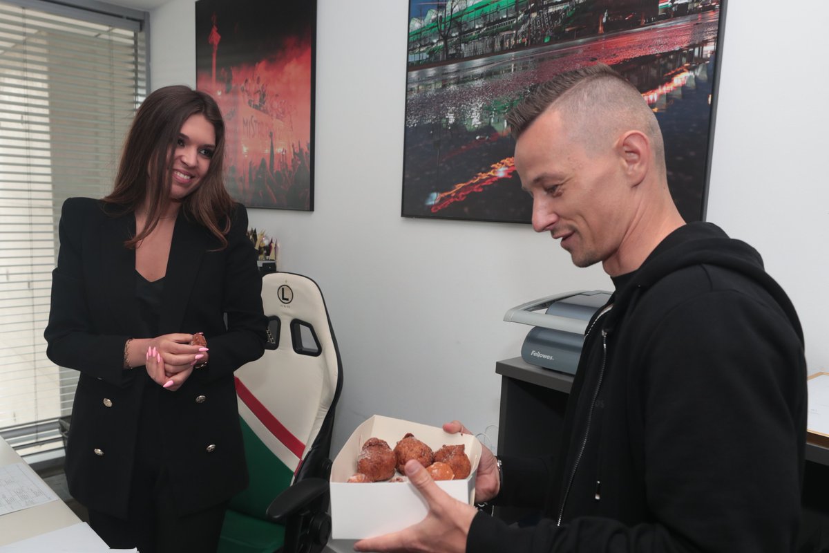 LegiaWarszawa's tweet photo. Robert Pich dołączył do tradycji 🍪 https://t.co/fg3mzSaJP8
