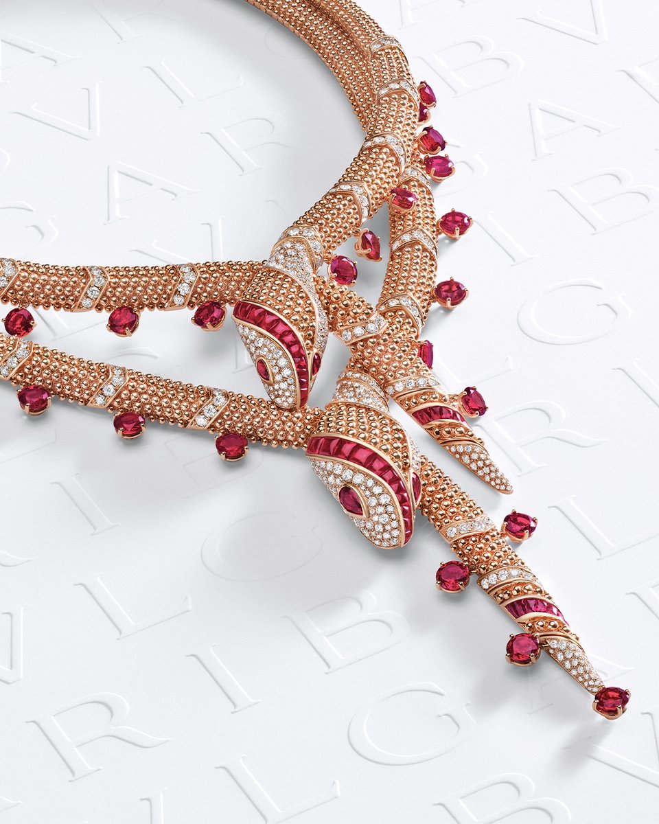 Inspired by one of #Bulgari’s most prestigious Serpenti heritage jewels, this High Jewelry necklace carries a hypnotic motif — its precious serpent coiling around the neck with irresistible charm whilst its heads are adorned with diamonds and rubies. tinyurl.com/3bnpavuc