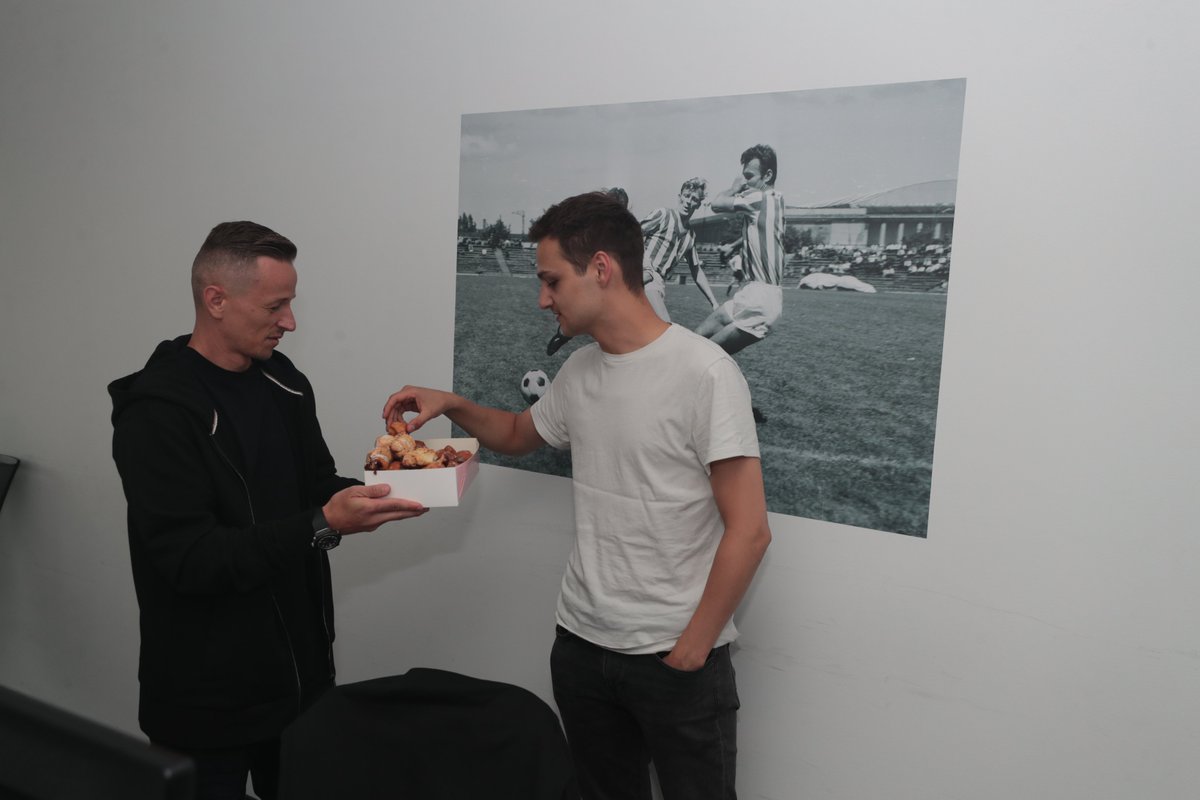 LegiaWarszawa's tweet photo. Robert Pich dołączył do tradycji 🍪 https://t.co/fg3mzSaJP8