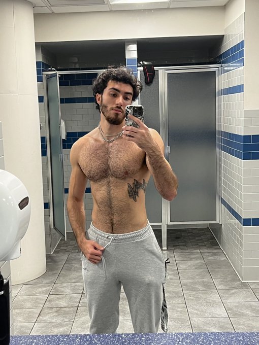 Morning pump before I fly out to California, can you guess what I'll be there for? 😛👀 https://t.co/m