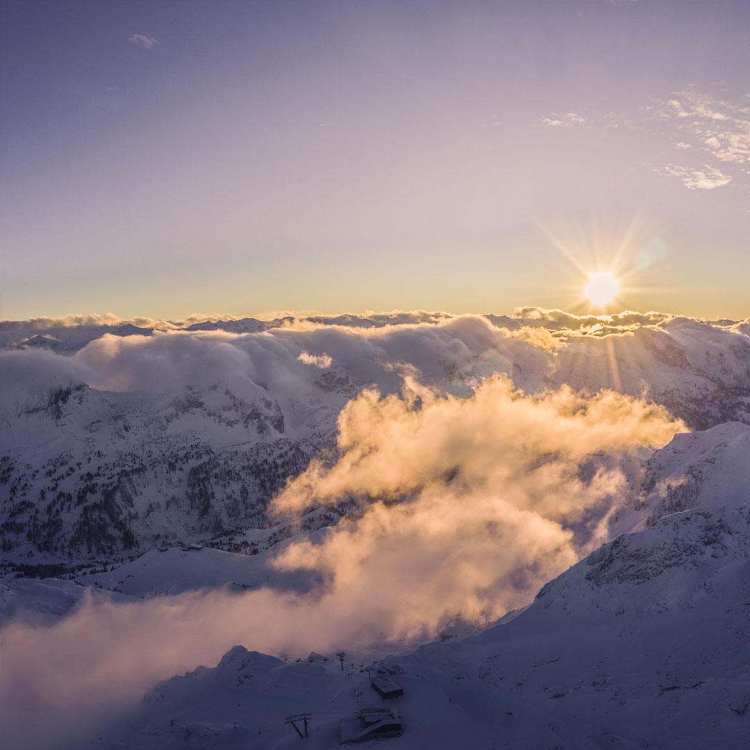 Dat was 'm weer! De langste dag van het jaar zit erop! Vanaf nu worden de dagen korter. Dat lijkt misschien een vreselijk vooruitzicht, maar vergis je niet: je volgende wintersport komt elke dag dichterbij. Helemaal geen slecht vooruitzicht! 🥳

©: Tourismusverband Obertauern