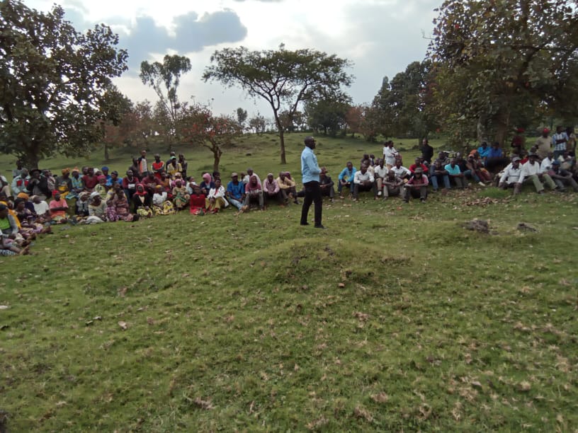 RubavuSector's tweet photo. Mumidugudu inyuranye hakozwe #inteko_zabaturage umwanya mwiza wo kujya inama ku iterambere ry'umudugudu nogukemura ibibazo bihari. Es sect @harblaise yasuye Abatuye #ISANGANO/Rukoko,yabaganirije Kuri gahunda za Leta zitandukanye. @RubavuDistrict @RwandaWest https://t.co/qyR2BCvHrN
