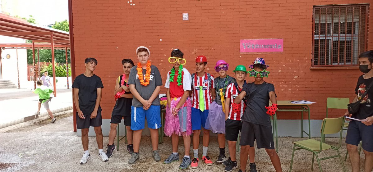 IesMMolina's tweet photo. Au podium "Tour de France" Déguisements Journée Française ;) 🇫🇷. Jornada Francesa 🇪🇸 🚴♀️ #programafrances https://t.co/KmE9IEPdVI