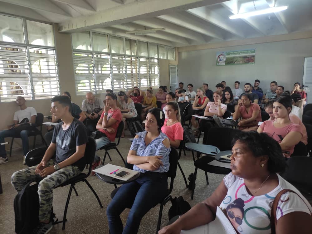 fcaucfgo's tweet photo. Conferencia " Del Patrimonio Natural Cubano el Género Coccothrinax; Taxonomía...". Por Milian Rodríguez Lima, Experto en Palmeras del Caribe Insular (IPS). En saludo al día del Trabajador Forestal. Coordinado a través del Centro de Estudio de la @ucfgos y el #JBCienfuegos https://t.co/Cvkt5bFSbd