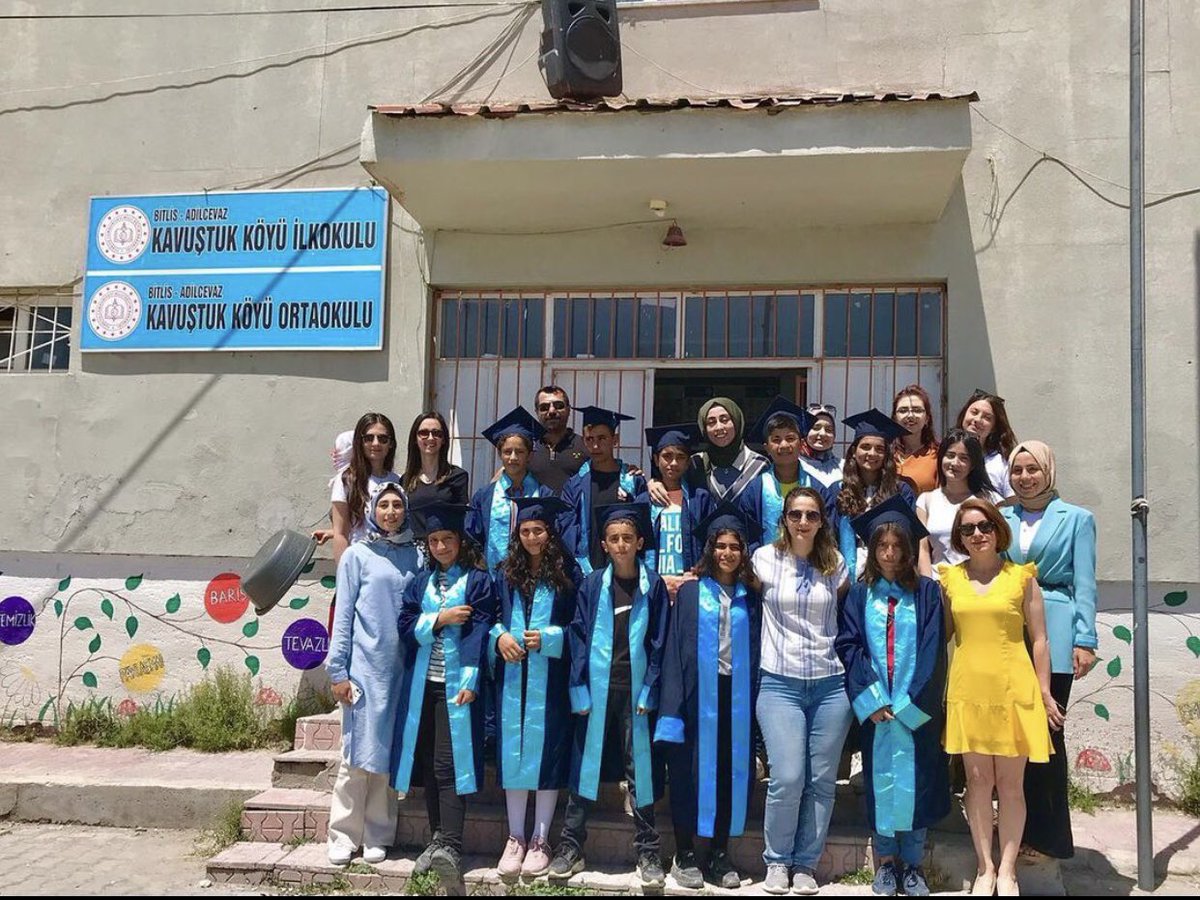 KavustukO's tweet photo. Mezun olan 8.sınıf öğrencilerimize bundan sonraki eğitim öğretim hayatlarında başarılar diliyoruz.Yolunuz açık olsun çocuklar 🙏🏻 https://t.co/xEhZEw9I8Y