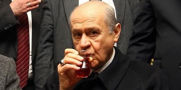 Tekerleme söyleyerek koltukta kalan tek insan!

 #YeterGidinGari