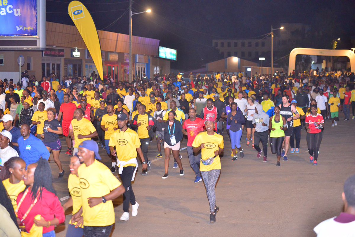 Minisitiri <a href="/AuroreMimosa/">Aurore Mimosa Munyangaju</a> yifatanyije n'abanyakigali ndetse n'abashyitsi bitabiriye #CHOGM22 muri #KigaliNightRun.