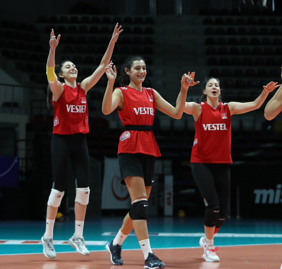 er_volley's tweet photo. 🇹🇷 Filenin Sultanları’nın Akdeniz Oyunları kadrosu belli oldu. 

Pasörler: Aslıhan / Buse 
Smaçörler: Derya / İlkin  / Ezgi A. / Yaprak 
Orta oyuncular: Ayçin  / Emine / Yasemin Y.
Pasör çaprazları: Yasemin Ö. / Tutku
Libero: Buse K. https://t.co/IutN6d209d