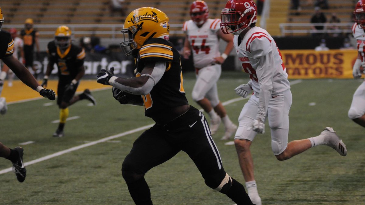 ● RB Spotlight ●

Elisha Cummings - Idaho

• Cummings is a super quick and versatile runner. Last season as a Freshman he impressed with 373 rushing yards 1 TD and caught 12 passes for 120 yards.