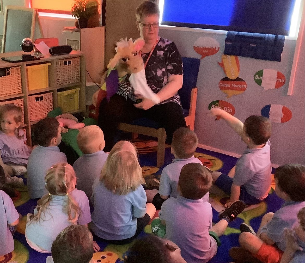 ManorCourtEYC's tweet photo. The EYC children enjoyed a visit from the life bus @Life_Ed_WTV this afternoon. We learnt about the different parts of our bodies and how to look after ourselves. We even got to meet Harold the giraffe 🦒 https://t.co/3QxsgkLgrl