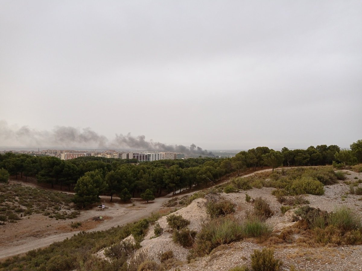 Incendio en #Zaragoza zona San José carretera Castellón, alguien sabe más? <a href="/SoydeZaragoza/">Soy de Zaragoza</a> <a href="/heraldoes/">Heraldo de Aragón</a> <a href="/aragontv/">Aragón TV</a> <a href="/policiazaragoza/">Policía Zaragoza</a>