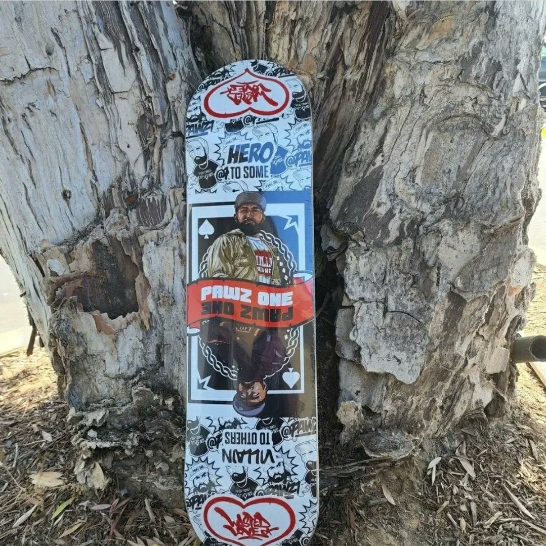 GIFTREVOLVER's tweet photo. Picked up one of these. I've never had my art on a skate deck before so I had to cop! Hit @PAWZ1 if your interested! He put this together real nicely. Great collab piece !
#pawz1 #skateboard #skateboarding #giftrevolver https://t.co/NFDbqyz8JN