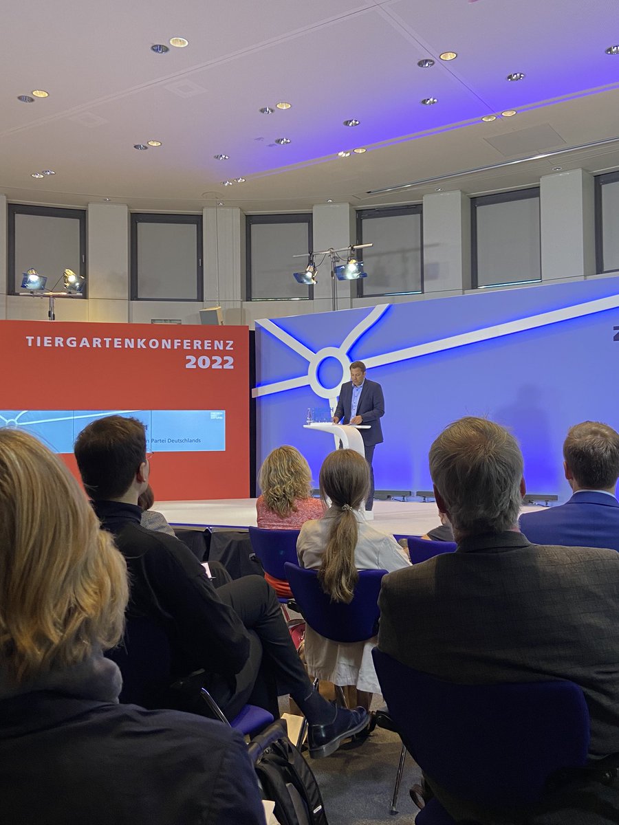 TilmanLeicht's tweet photo. Starke Rede von @larsklingbeil auf der #TGK22 zur #Zeitenwende. Geopolitische Zentren, Haltung zur Bw, sozialdemokratische Haltung in Europa und darüber hinaus annehmen. Man hätte noch auf ein paar mehr Stärken Europas eingehen können. #weaponizedinterdependence https://t.co/qAJpZlJsI5