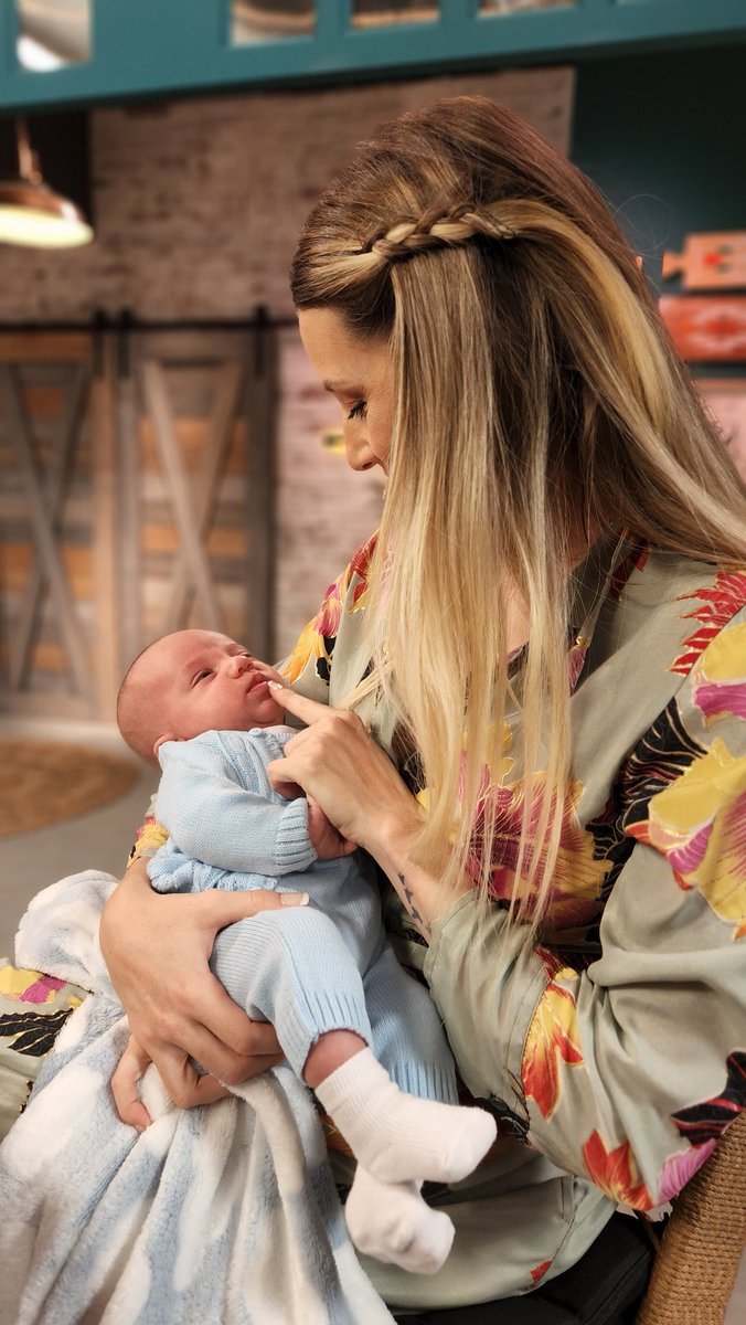 peralta_nico's tweet photo. Acá bebito #LucaCubero con su mamá @MicaViciconte 👶🍼😇 https://t.co/a4tawK2zyG
