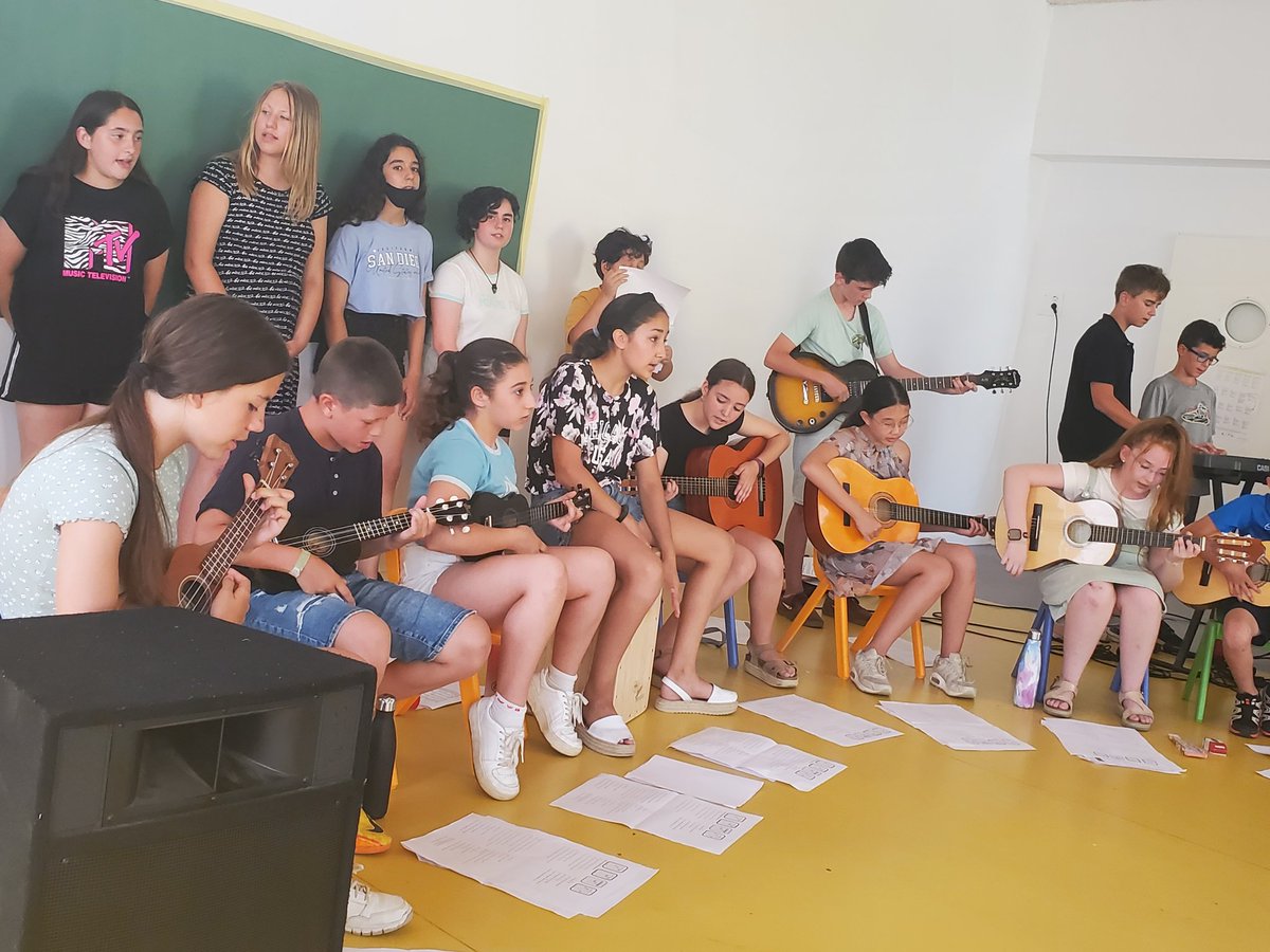 IESANTJORDI's tweet photo. Els alumnes de 6è fan un concert per tots els alumnes d'infantil i primària. Acabem graduant-los i els desitgem molta sort en el seu pas cap a l'ESO #NousEspaisUnNouSantJordi
#iesantjordi #vilassardedalt #escolescoop #escolesmaresme https://t.co/kOEWO8K4dg