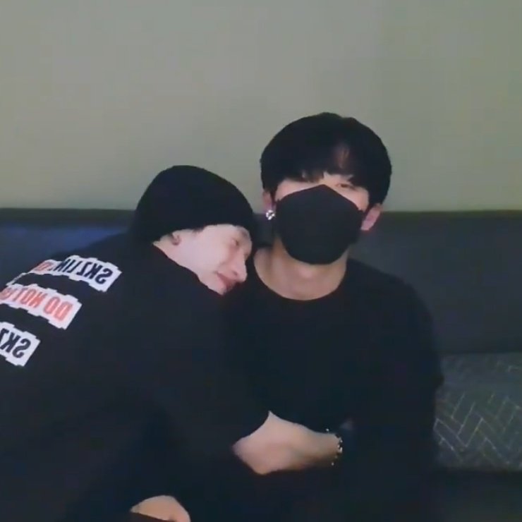 Fatalite_SKZ's tweet photo. 그냥 찬이가 멤버들 너무 사랑하는게 보일 때 마다 너무 가슴이 따뜻해진다... https://t.co/zDVWAMp8Tx