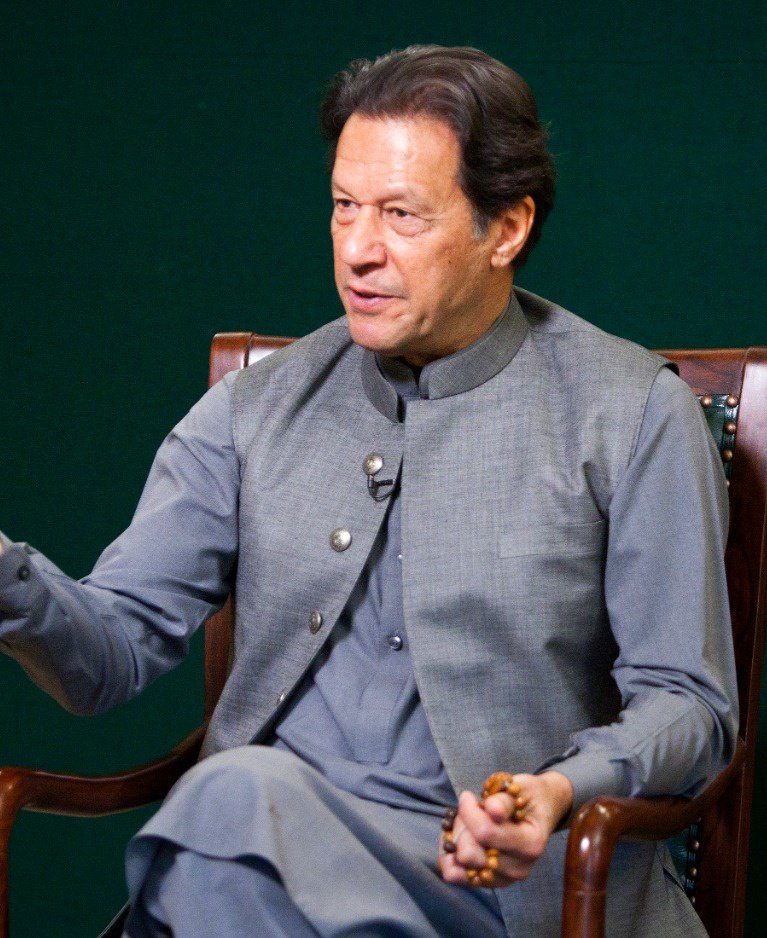 gulseemab_'s tweet photo. A leader is one who knows the way, goes the way, and shows the way.
"imran khan" ♥️
#imrankhanPTI
#این_آر_او_کی_قیمت
#باجوہ_استعفی_دو https://t.co/aaqiUJbtji
