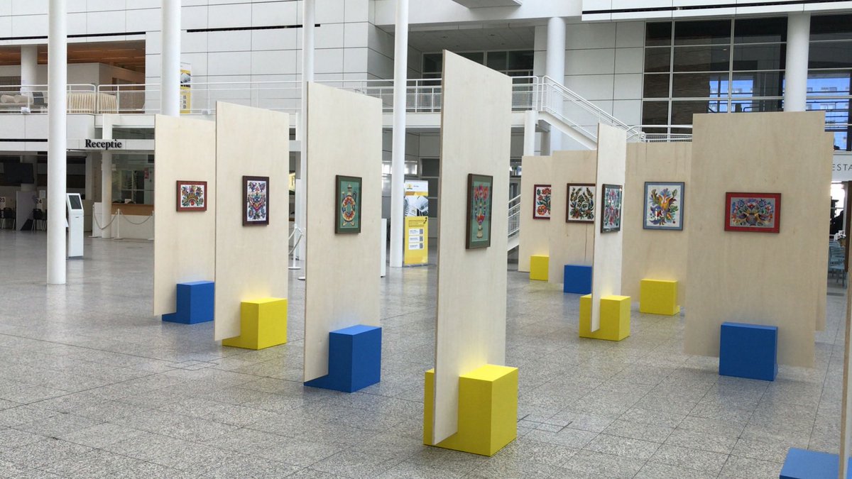 expopaneel's tweet photo. Tentoonstellingspanelen in het Atrium Den Haag met werk van kunstenaar Victoria Radochyna. https://t.co/9AdAZYlJ2h