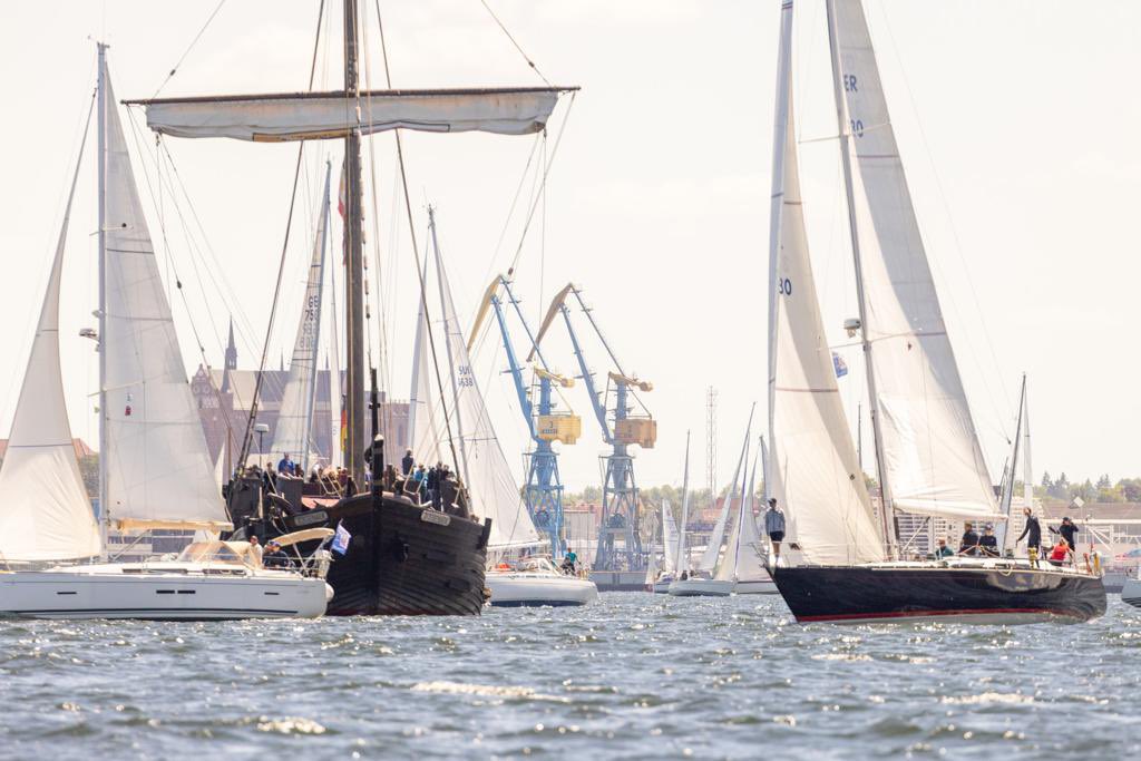 midsummer_sail's tweet photo. #midsummersail #wismar #toere #balticnonstop #yacht #segeln #sailing #agoradirect #yachting https://t.co/x6GMkfOsJ2