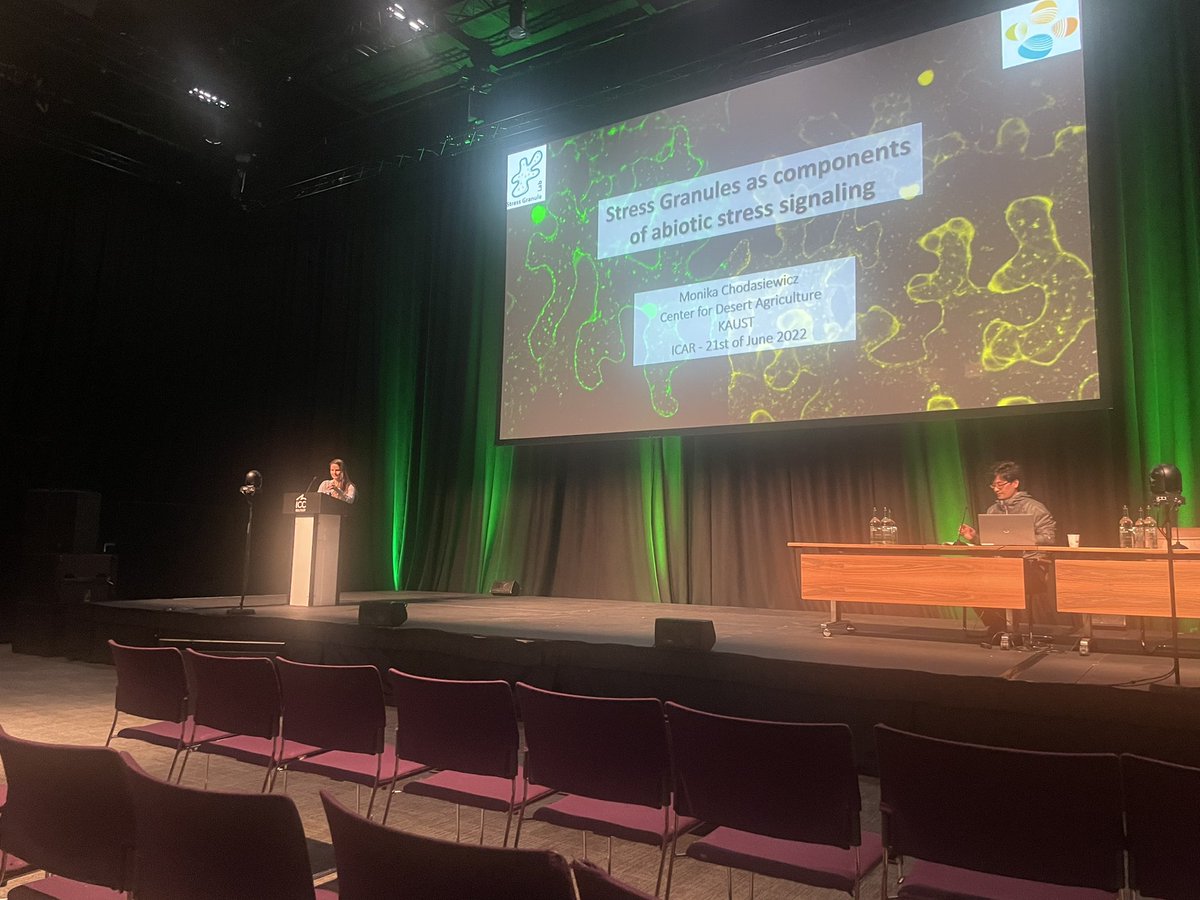 The stress granules lab is in da house. Really nice talk of professor <a href="/StressGranuleMC/">Monika Chodasiewicz</a>. Thanks <a href="/GARNetweets/">GARNet UK Plant Science</a> for having us!!!