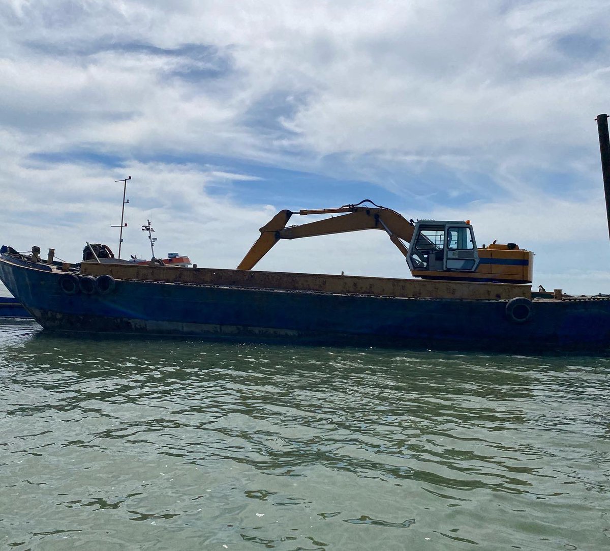 We’ve had beautiful sunshine for the first day of cultch (shell and stone) deployment for our restoration work! This cultch will help to improve the seabed for #nativeoysters to settle and grow!