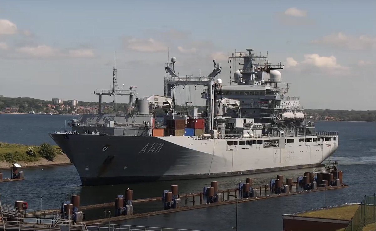 WarshipCam's tweet photo. German Navy Berlin-class replenishment oiler FGS Berlin (A1411) coming into the Kiel Locks on the Kiel Canal in Germany - June 21, 2022 #fgsberlin #a1411 https://t.co/4xcsfUvSBG