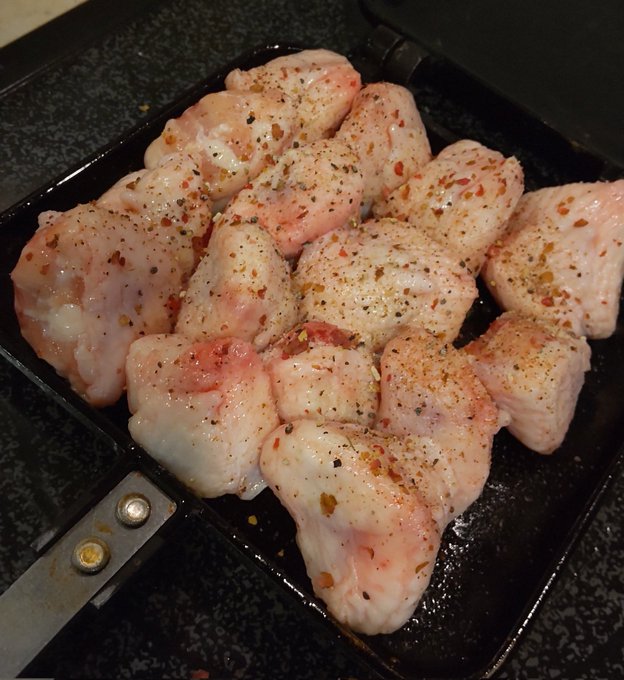 ホットサンドメーカーの、真の力が目覚める…( ˇωˇ ) 
#200円で買ったぼんじり 