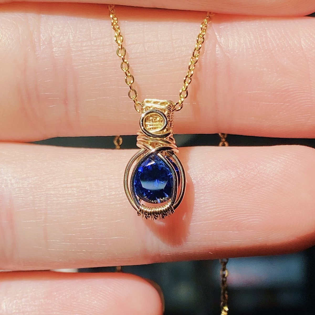 tayraegems's tweet photo. i think it’s time forrrr a GIVEAWAY!!!!!! ✨

i’ll be giving away this absolutely gorgeous chatham sapphire pendant with a matching chain!! a $400+ value, completely free :) all you have to do is:

🌀 follow me
🌀 rt and like this tweet
🌀 and tag friends for extra entries!!! https://t.co/VQ4p3TKXNO