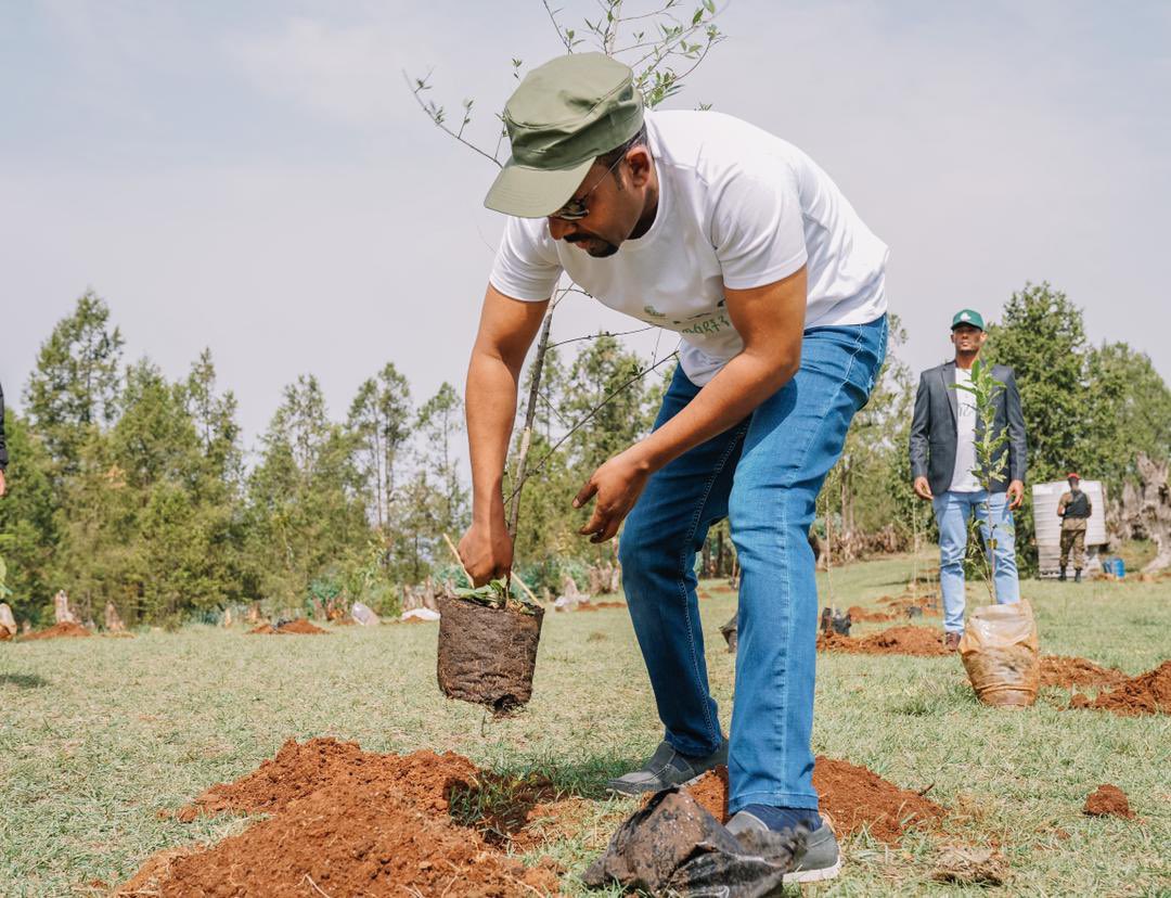 AbiyAhmedAli's tweet photo. As we launch the 4th year  #GreenLegacy season, I raise the 100 seedlings challenge to plant in this planting period. This morning i have planted 10 of the 100 challenge for the future generation. Join me! https://t.co/zQYwxHYRhN